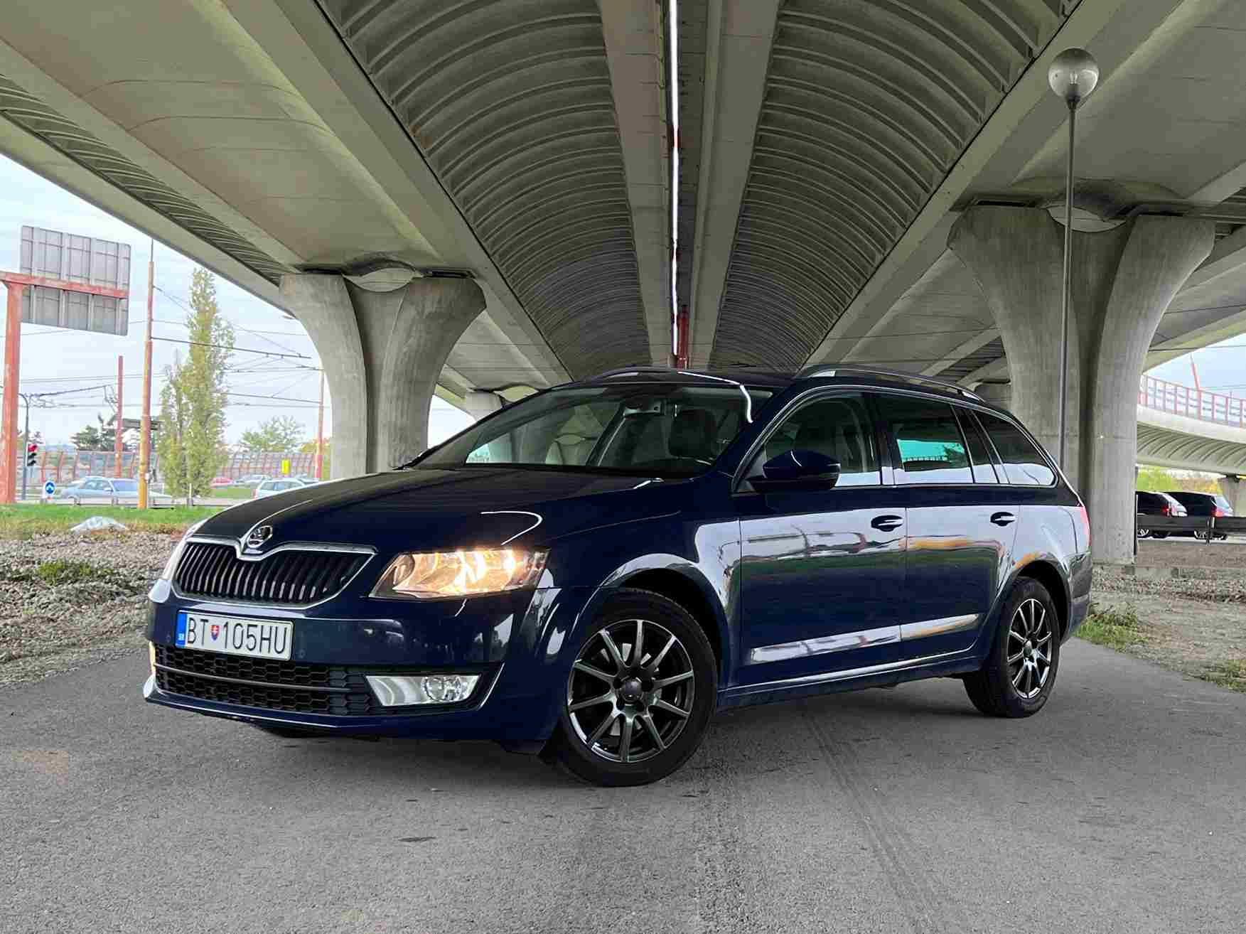 ŠKODA OCTAVIA III KOMBI MODRA